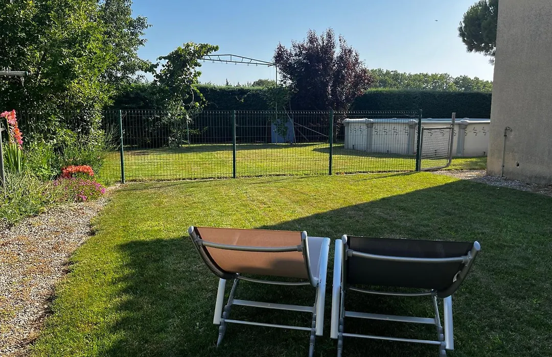 L' Escapade-1